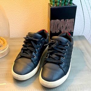 Tenis Kurt geiger negros talla 8 mujer